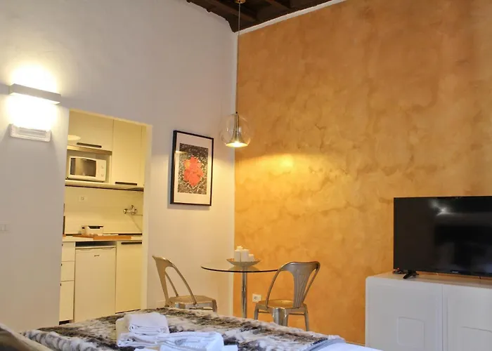 Sophisticated Decor Apartment Rom