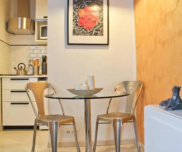 Sophisticated Decor Apartment *